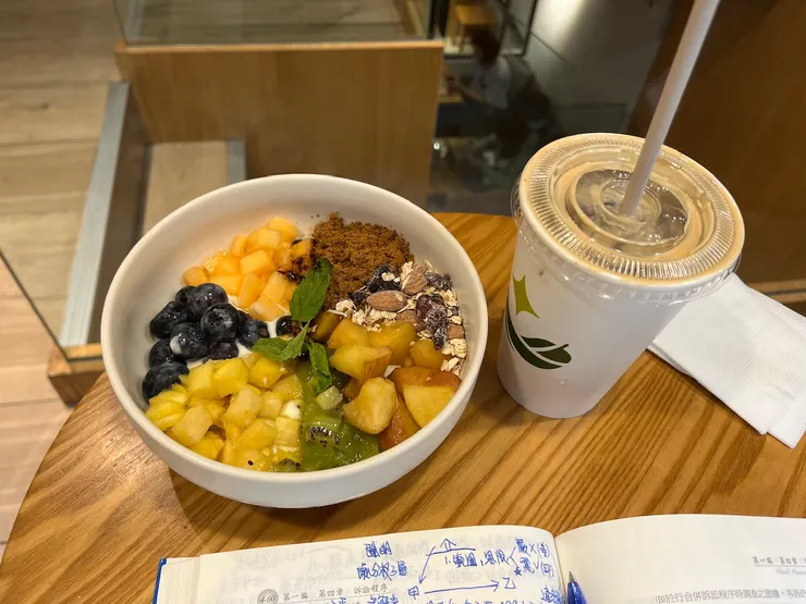 水果優格碗、再補一杯檸檬咖啡提神。