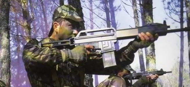 韓國軍人手持SPAS-15