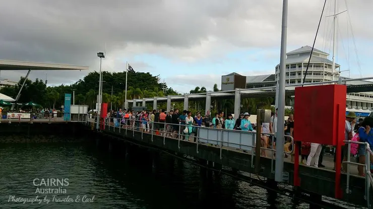 碼頭上前往大堡礁的排隊人潮，粗估有上百人吧