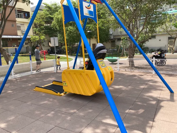 在遊戲場裡,子祐也遇過無數的好奇心。【黃色設施是輪椅盪秋千♿️~子祐最愛】