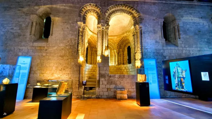 【教士食堂內部的「RONS ART」展】