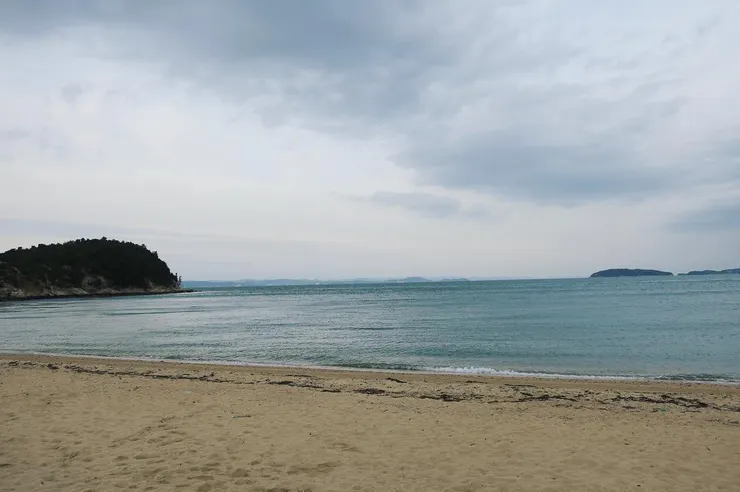 美術館前的寧靜的海，可以坐著看很久