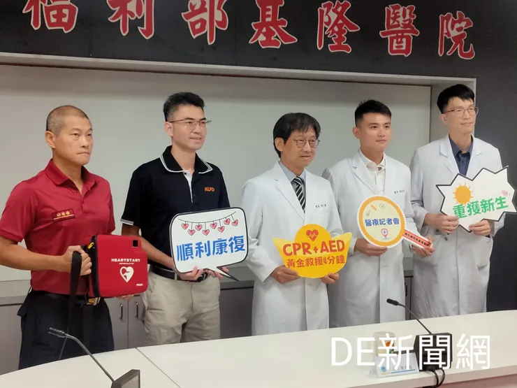 基隆醫院與消防單位聯手呼籲民眾在緊急時刻如何掌握搶救傷患。(記者曾金萬/攝)