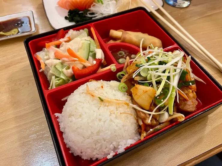 泡菜豬便當(9.9歐),這次用餐因為真的很餓,白飯又是熱呼呼的那種,吃起來真的好滿足