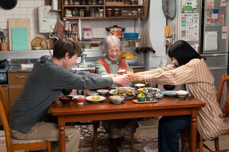 聰子自從結識了美山太太（中）及阿司（左）之後，改變了自己很多固有想法，人亦變得更為開朗。