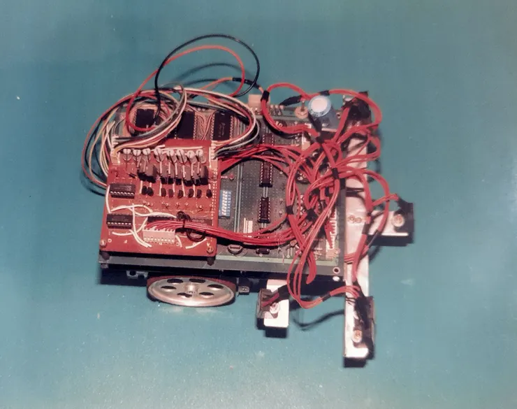 大四下畢業前，我與一位資工系同學，從無到有，利用三個半月打造的智慧電腦鼠，目標是參加全國第一屆電腦鼠走迷宮比賽，電腦鼠算是第零代的自動駕駛技術。雖沒得冠，但也練就一身好武藝，驗收大學四年的努力，終於可以出來闖蕩江湖了。