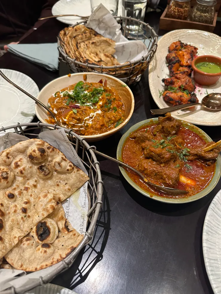 右上方是坦都里烤雞（Tandoori Chicken）搭配雞肉提卡馬薩拉及奶油烤餅
