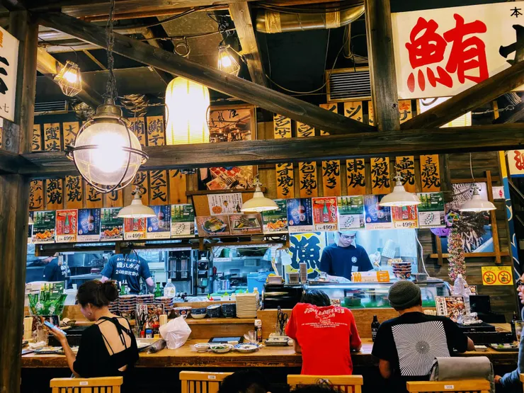 磯丸水産店內師傅的手從來沒有停下來過