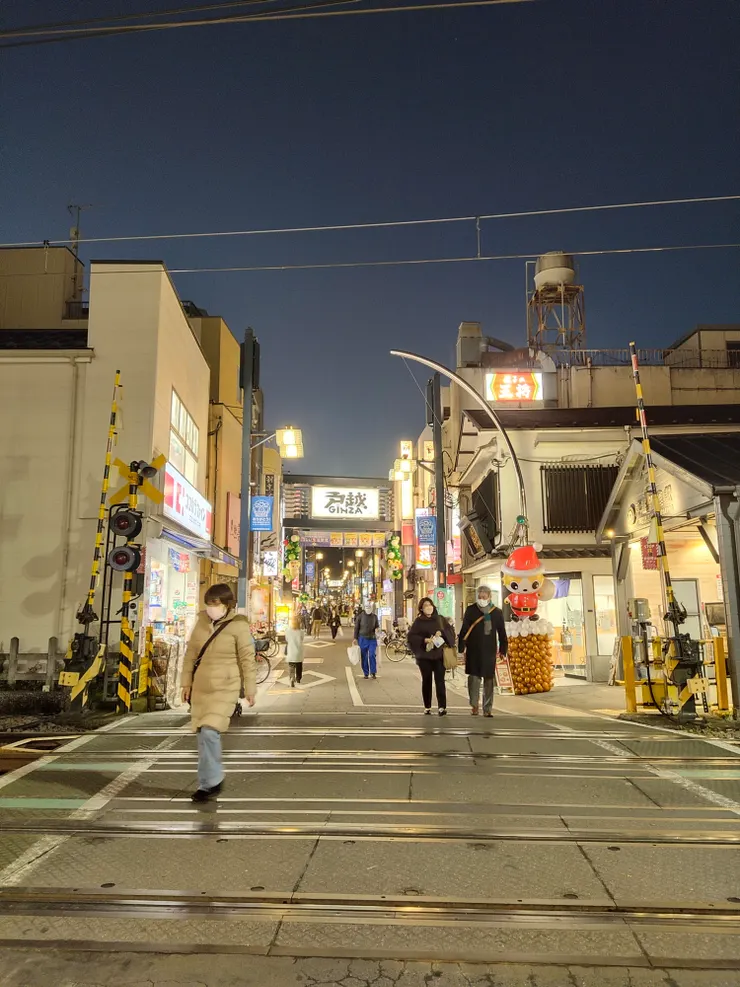 戶越銀座商店街旁亦有地鐵經過