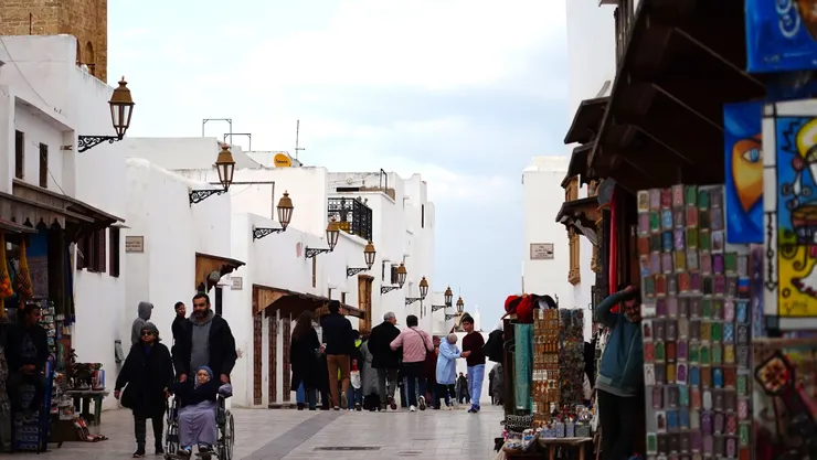 主巷道兩旁商家販售紀念品和小吃