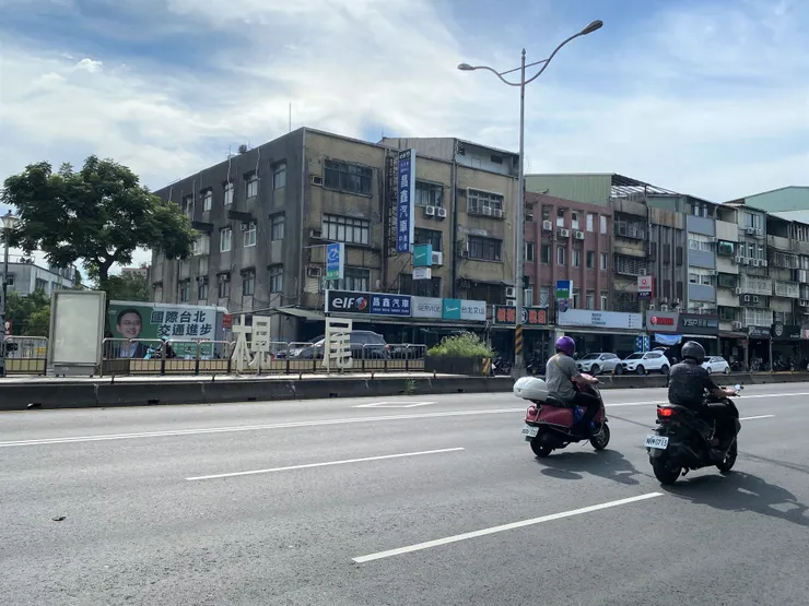 羅斯福路公車站亭上有「梘尾」二字，原本是裝置在景美陸橋上。景美陸橋拆除後，將此二字移置此地做為歷史記憶