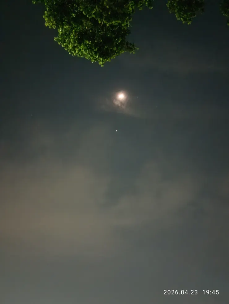 斜月，皆自拍攝