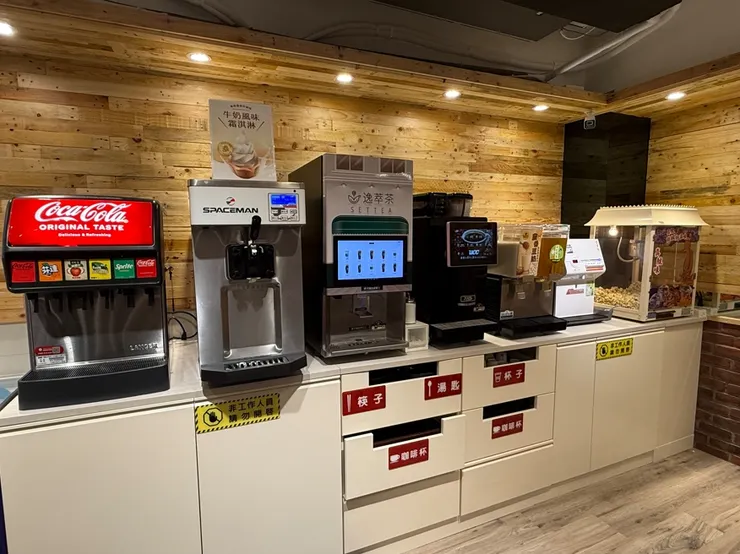 六扇門的自助吧品項豐富，真魷味、蜜香豆奶、咖啡茶飲讓用餐民眾盡情享用。圖/李明真攝