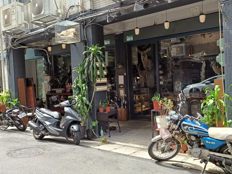 店門口-上方有個動物頭部骨骼