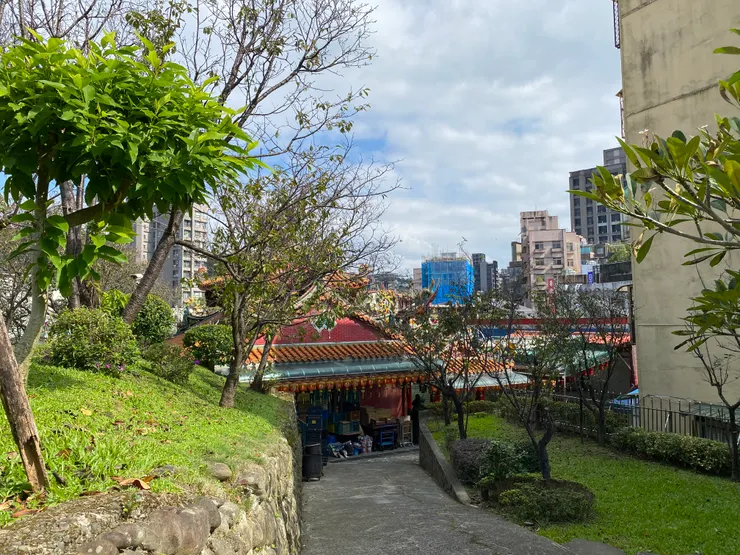 土地公廟側邊有一條坡道，通往小丘