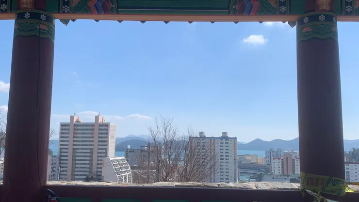 柱子彷彿畫框。