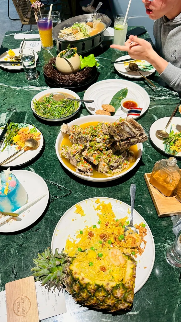 食物團體照~但我們已經開吃了才想到XD