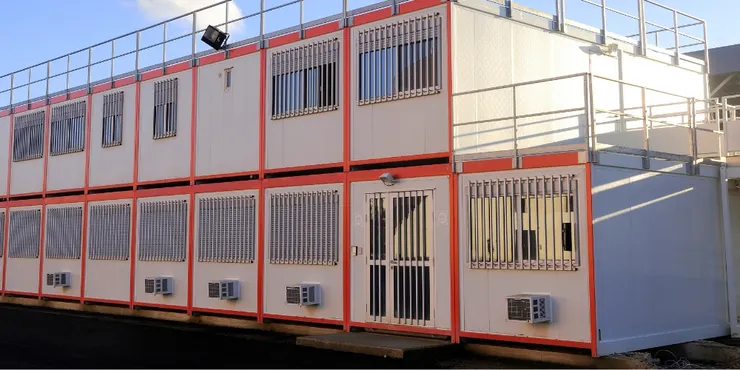 一站式搞定居住與工程難題! 組合屋法規、工地圍籬、浴室翻修全方位攻略 