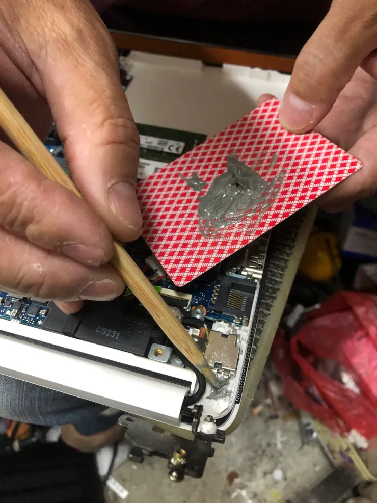 將膠塗抹至受損需要固定的位置。