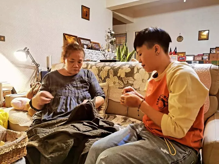 圖為2024年過年時，我媽和我妹幫我縫外套扭扣的溫馨畫面。