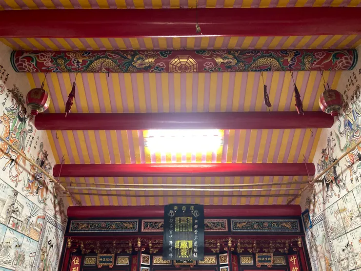 中脊樑除了常見的雙龍與中央八卦太極外，樑上還保留著紅燈籠、紅布等。Photo taken by Ching/慶