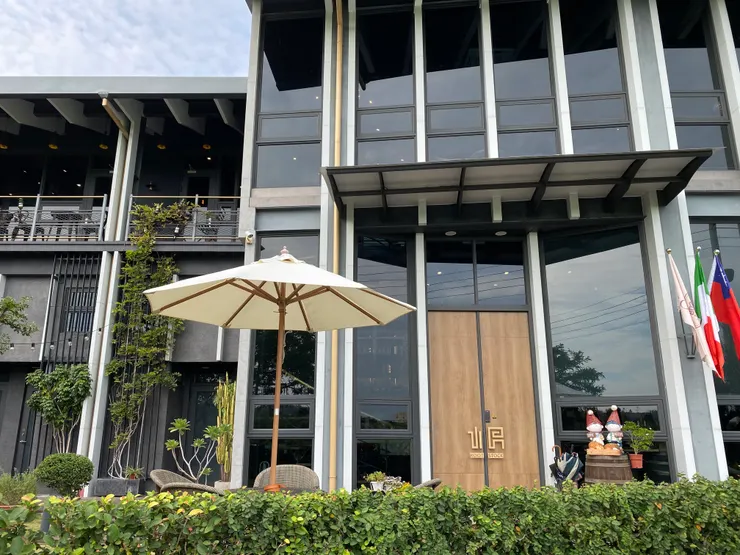 圖1：路思大新創園區大門及庭園前。