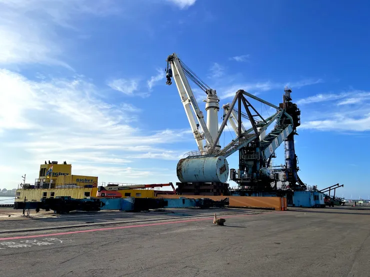 【已將卸煤機移到碼頭定位,準備後續拆工作。主辦同仁至逸攝。】