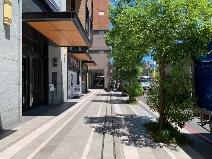 綠樹成蔭又乾淨寬廣的人行空間，很可以喔❤️