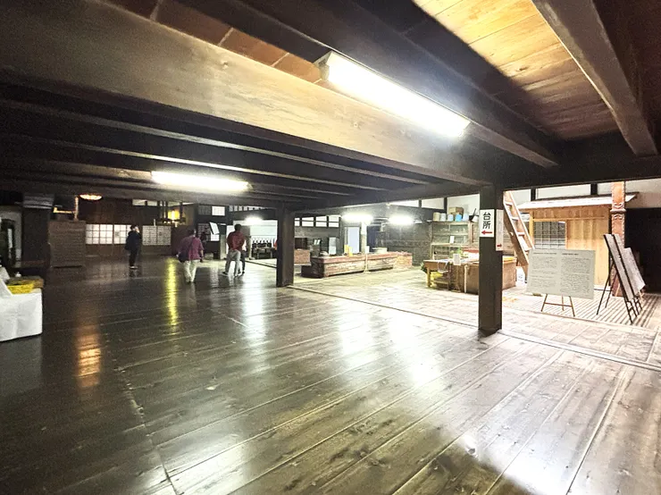 台所,右側可見開了天井以通風的明亮處,還有爬梯可上去存放食物(自行拍攝)