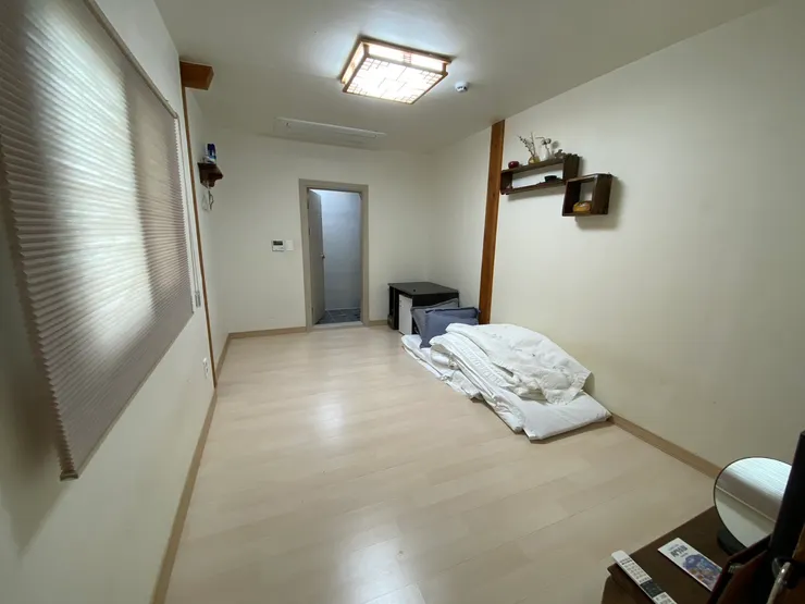 冷氣在衛浴前方天花板上