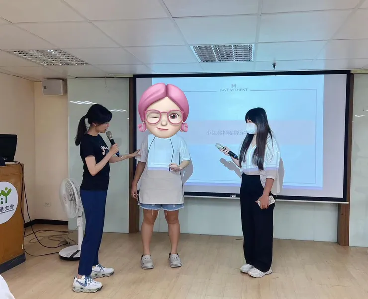 特別穿T恤和休閒鞋，試圖融入這群年輕同學