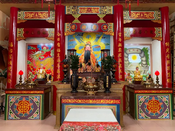 台北市江西同鄉會-萬壽宮主殿奉祀許真君、側殿供奉觀世音菩薩、福德正神