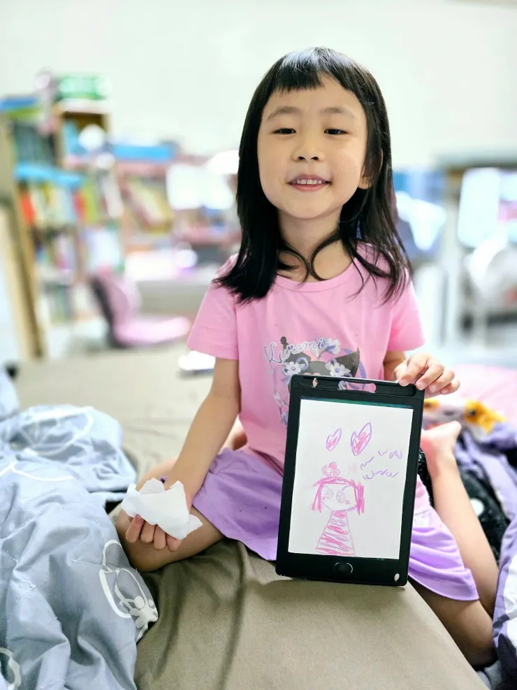 體驗愛塗鴉寶貝看過來!可自由裁切、牆壁、木板隨處可黏、白板