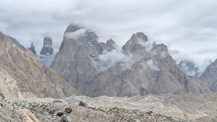 雲霧繚繞的川口峰