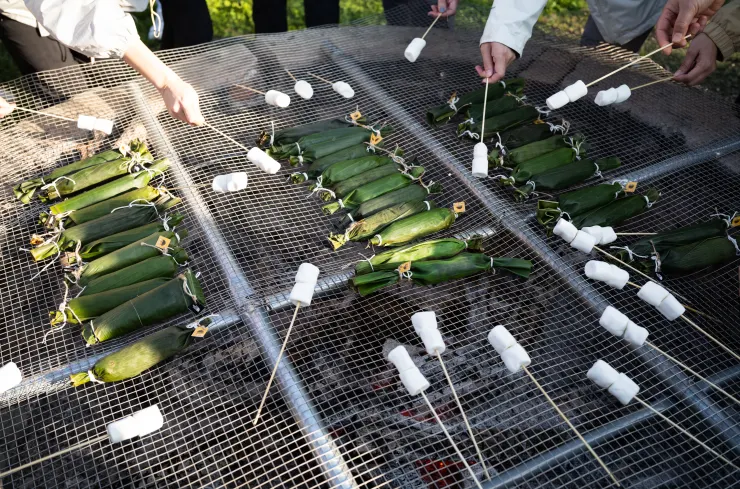 烤香蕉葉包飯的時候，大家一起烤棉花糖，太溫馨啦～
