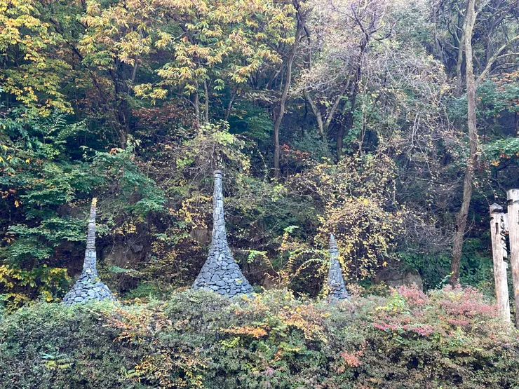 韓國人認為疊石頭塔可以消除煩惱，所以在佛寺附近也常見這樣的石頭塔