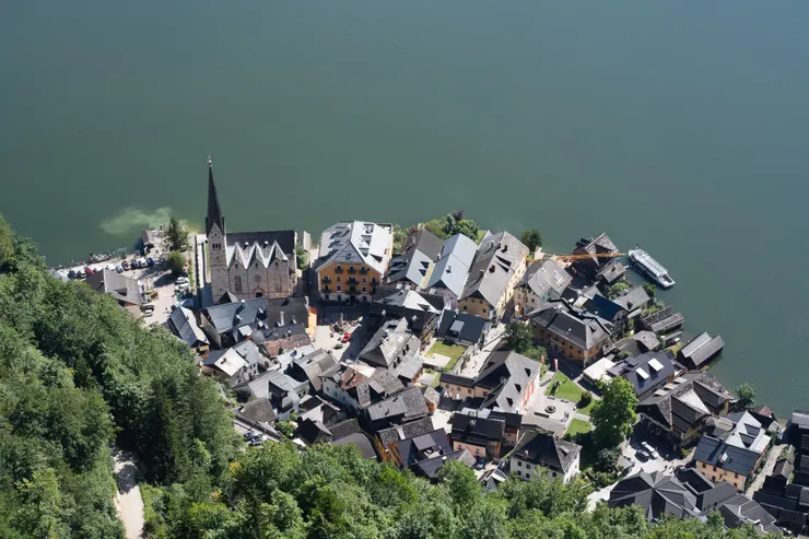 搭著纜車往山上走，山上的天空步道可以俯瞰整個哈修塔特湖