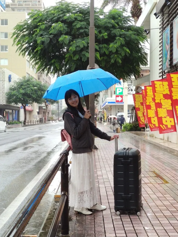 他很喜歡邊走邊說：「這裡真不錯，妳去站一下那邊！」然後按下快門。