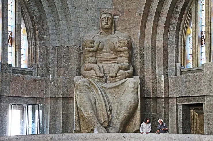 魯赫梅沙勒的「人民的力量」形象雕塑