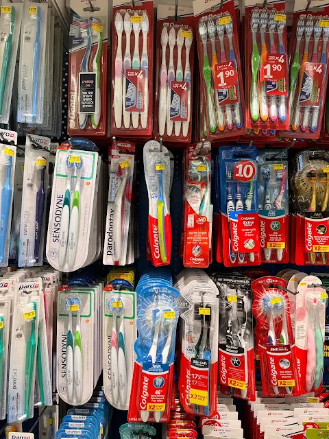 這牙刷不知道在貴什麼的,很瘋,最貴的有單隻₪41.9非電動哦,最便宜的是三隻₪10。歐樂B牙線一個₪21.9 (台幣約195)