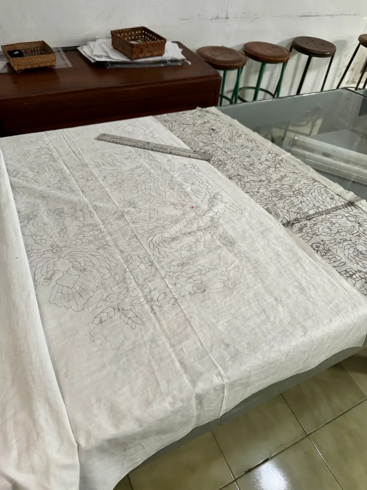 這是現場其他的作品，需要先構圖，再用裝蠟的銅製漏斗沿著線條描繪