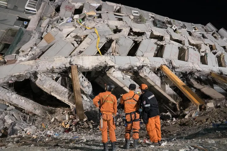 2016年因高雄美濃地震倒塌的台南維冠大樓。( 圖 / 照片由報導者提供，攝影／吳逸驊)