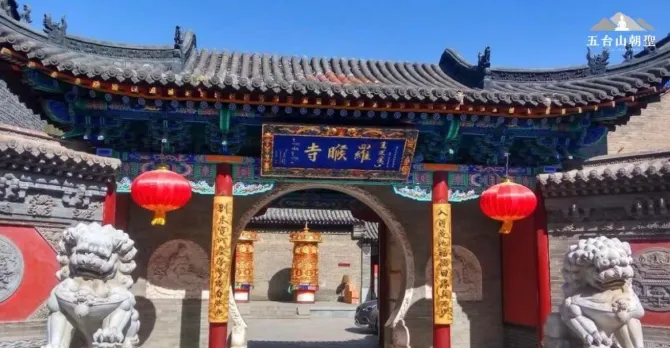 羅睺寺以其獨特的建築風格與佛教文化著稱，寺門掛著吉祥的紅燈籠。