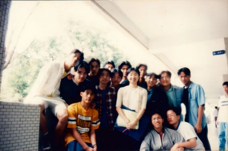 我在左二，中間那位是我們那時的導師，當時的外號叫"國民美少女"，全班都超愛她的