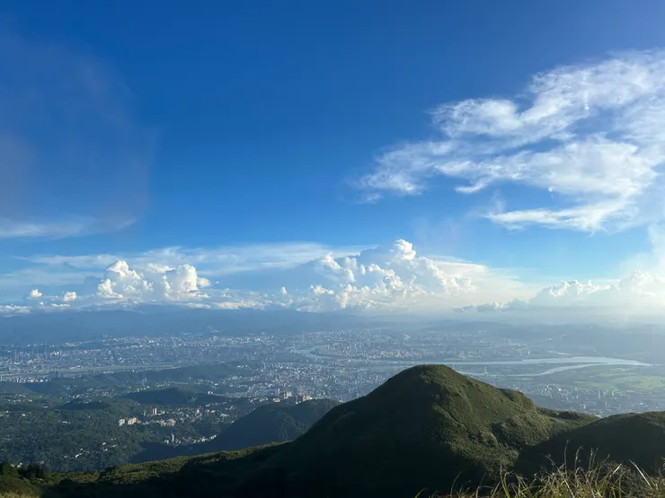 日光澈亮，台北盆地的夜未降臨。