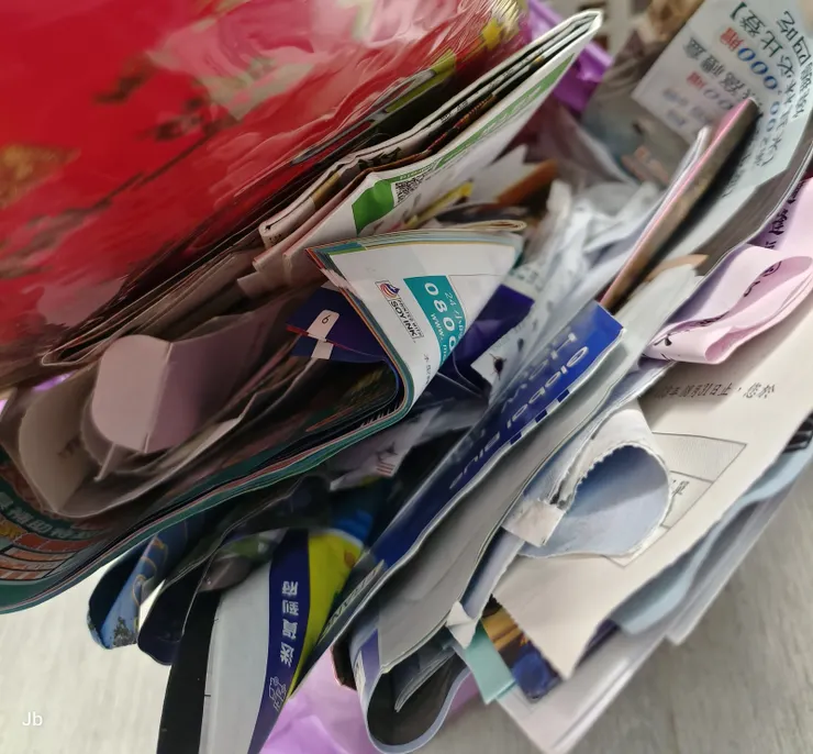 【信箱爆滿的郵件心想與我何干？收件人絕大多數是我，但我知道無論是廣告或通知，都無關緊要。】