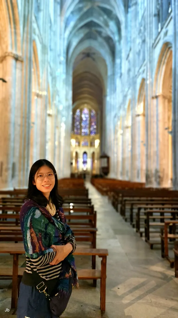 【女兒在大教堂內】