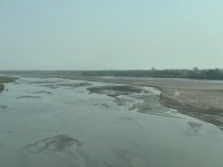 冬日及春天在枯水期的濁水溪，高鐵上望出去，水面斷續，水覆蓋減少揚塵的發生。