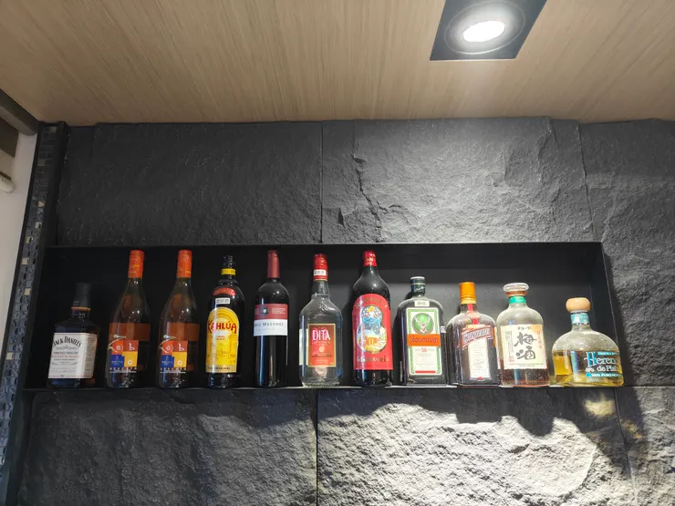 連原本要擺放裝飾品的位置都變的更有....「人味」?