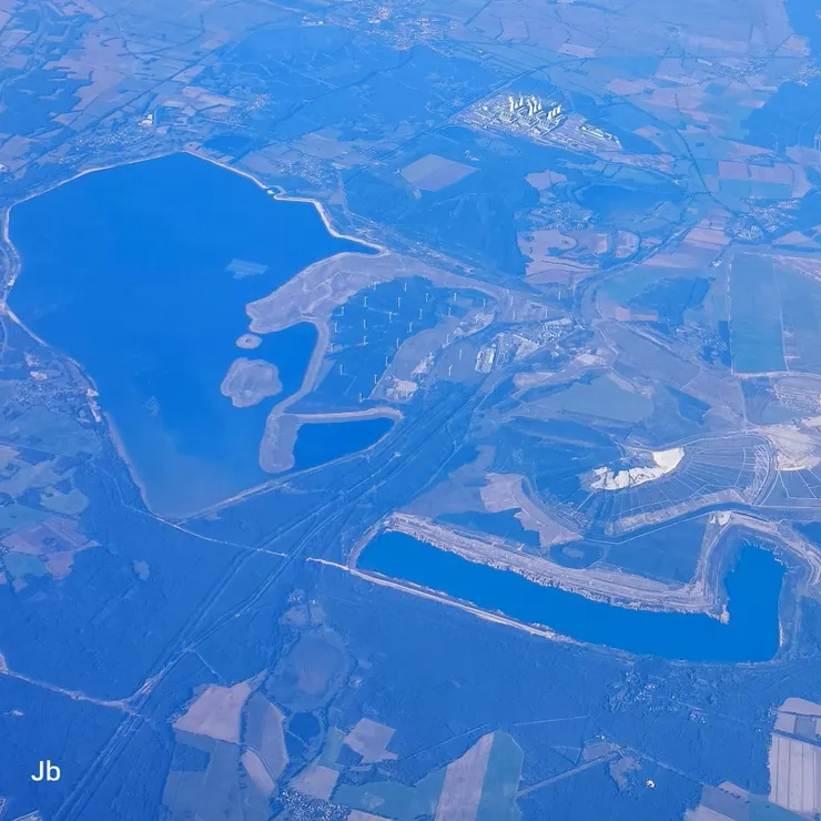 【天氣好憑窗俯瞰歐陸山川未閤眼！德國東部、科特布斯（Cottbus）附近的 Cottbuser Ostsee，是德國最大的人工湖，附近可見許多風機及一座電廠。】